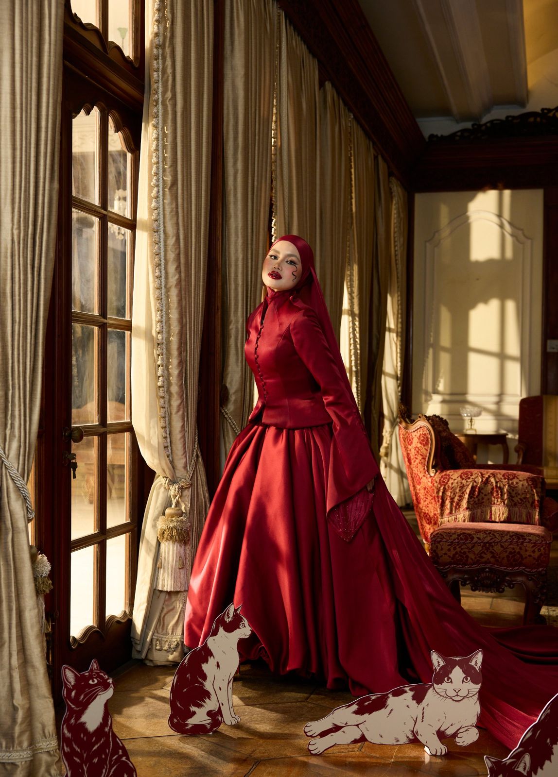 Sashfir dalam gaun satin merah di dekat jendela
